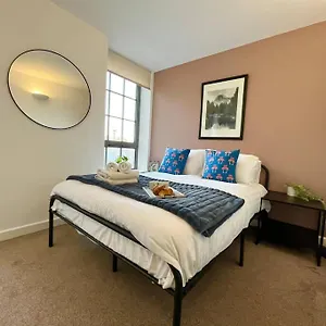 https://spacious-2-bedroom-apartment-with-parking.hotelsin-nottingham.com